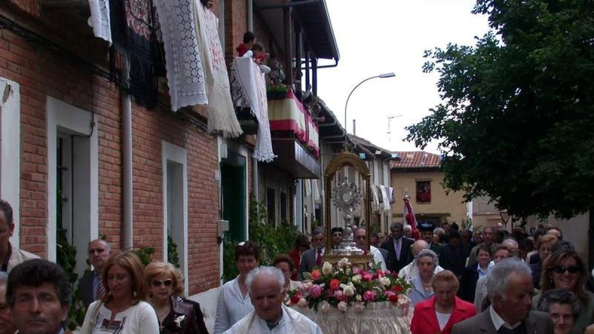 Un momento de la tradicional procesión por las calles de Veguellina, que este año tendrá lugar el domingo desde las 13.00 horas.