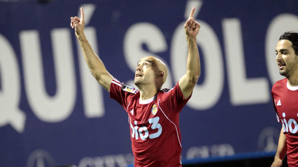 Pablo Infante, que volvía al equipo tras perderse el partido ante Las Palmas por lesión, abrió el marcador para la Ponferradina al transformar un penalti cometido sobre él mismo al inicio del partido.
