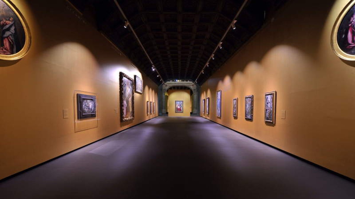 Vista general de la sala principal del Museo de Santa Cruz de Toledo donde ayer se inauguró la exposición de El Greco.