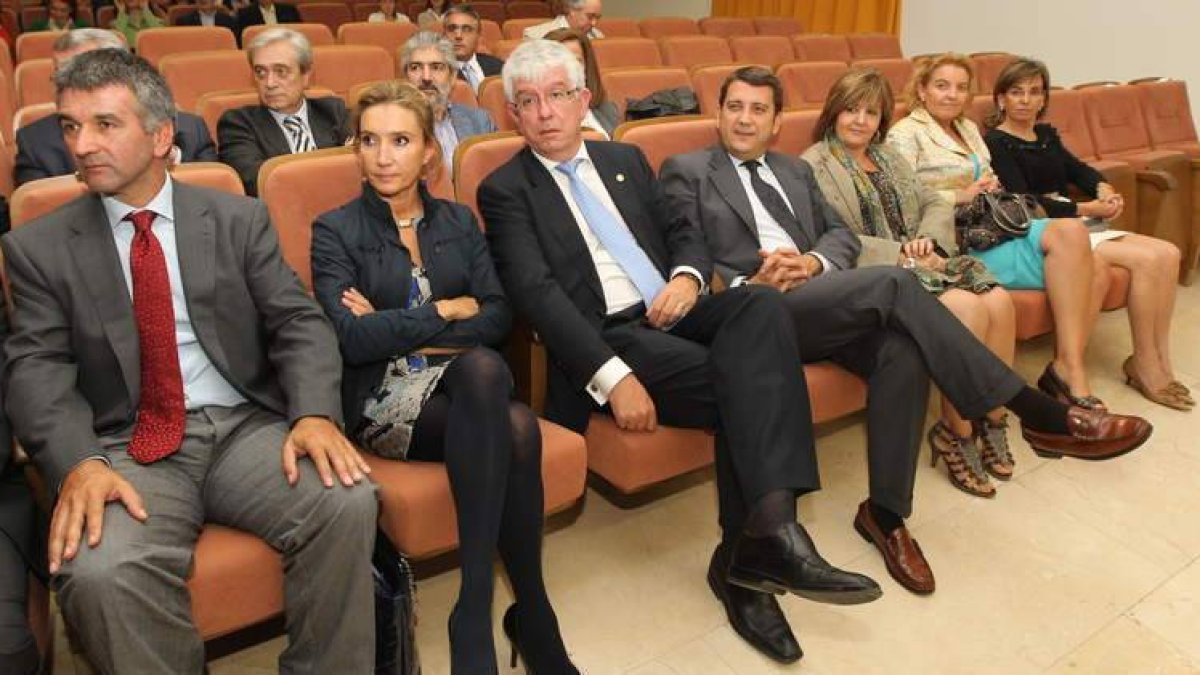 En primera línea las autoriades académicas ayer en el Campus berciano, con el rector y el alcalde de Ponferrada en el centro.