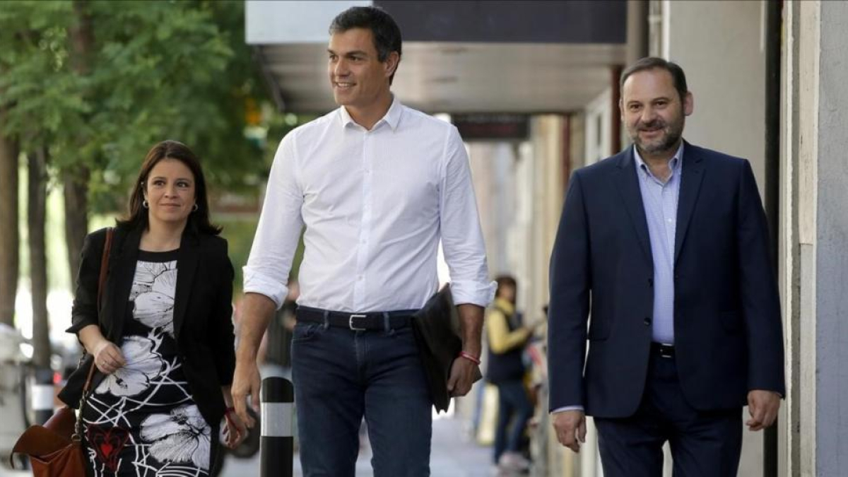 Pedro Sánchez, junto a Adriana Lastra y José Luis Ábalos, este miércoles a su llegada a la sede del PSOE.