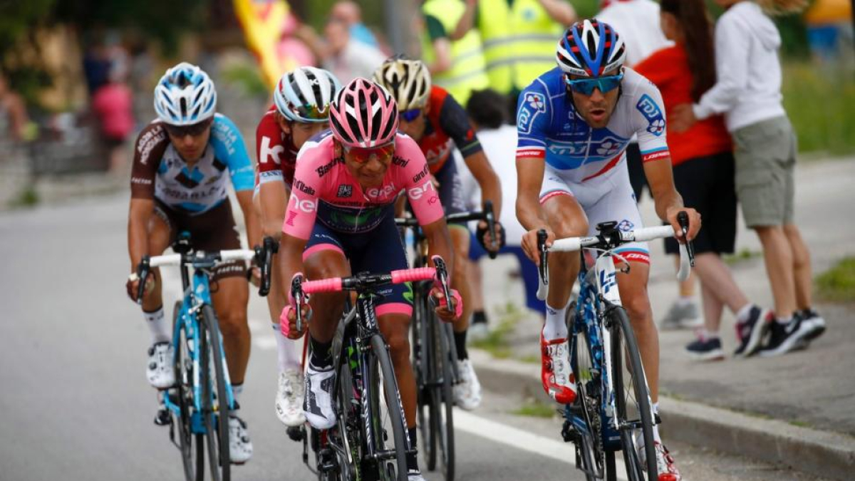 Nairo Quintana y sus acompañantes en plena ofensiva durante la penúltima etapa del Giro.