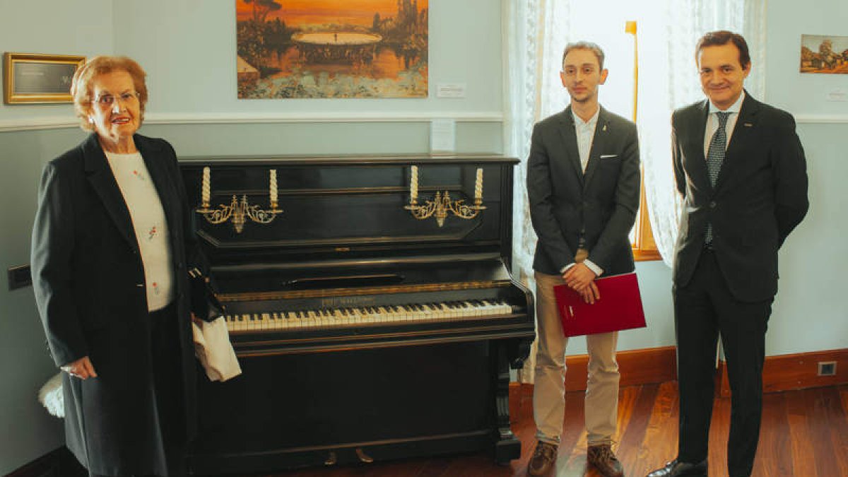 Colocación del piano de la familia Tomé en la recreación de la vivienda de Mariano Andrés. DL