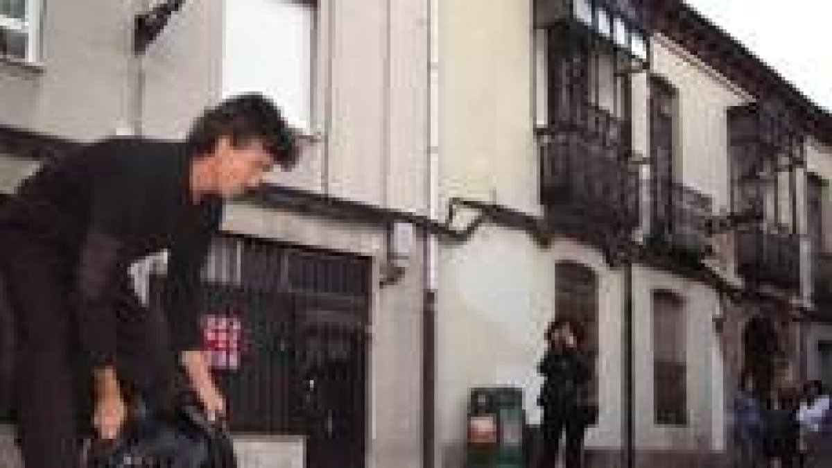 Molina abrió la muestra con una intervención al aire libre