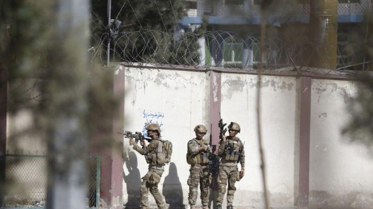 Soldados rodean la sede de la televisión privada Shamshad TV tras un ataque en Kabul.