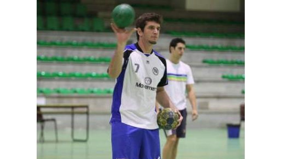 Raúl Nantes entrenando con el filial del Reale Ademar.