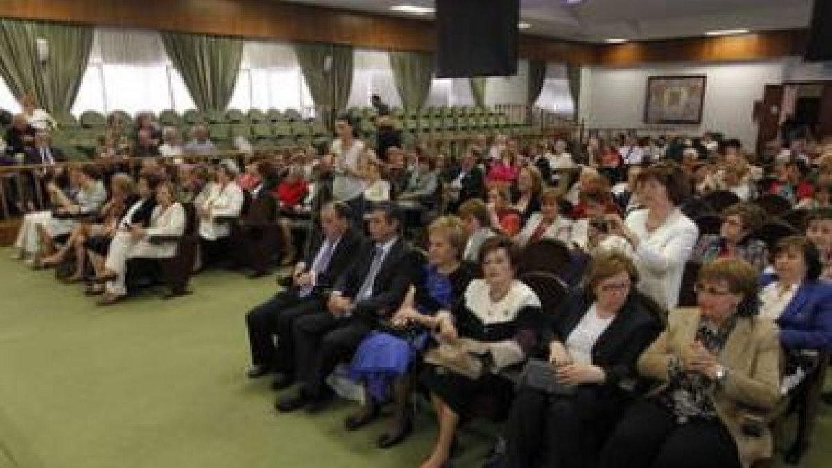 Los alumnos de la Universidad de la Experiencia que asistieron a la clausura del curso.