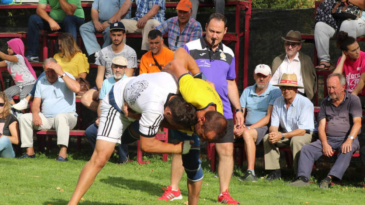 Javi Sancho y ‘Busy’ les pelaron semifinal. La final en ligeros, de nuevo, entre Ibán y Oblanca. A. B.