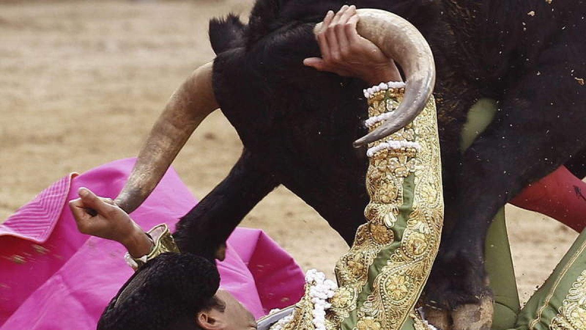 Miguel Ángel Perera recibió un susto ante su primer toro, al que cortaría una oreja.