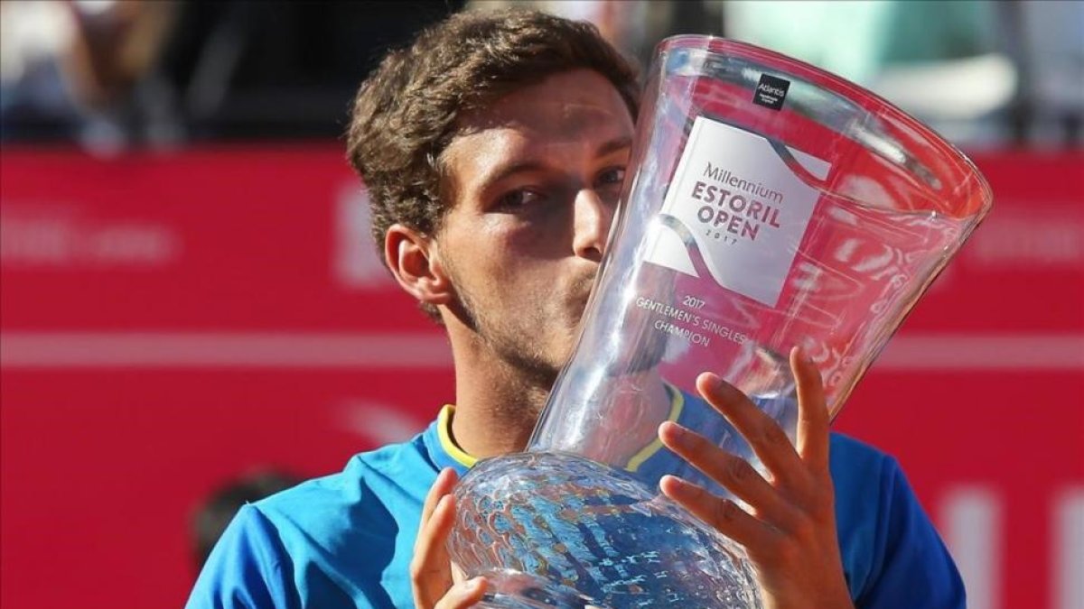 Pablo Carreño levanta el trofeo del Abierto de Estoril conquistado ante Gilles Müller.