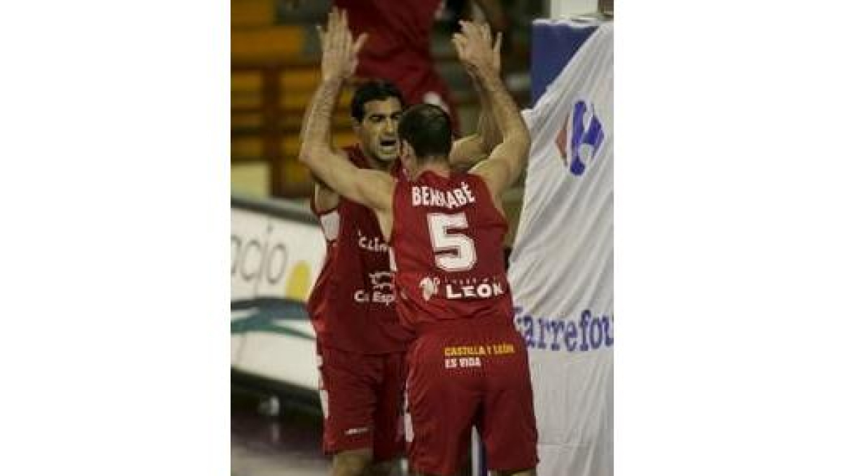 Paolo Quinteros y Bernabé celebran una canasta