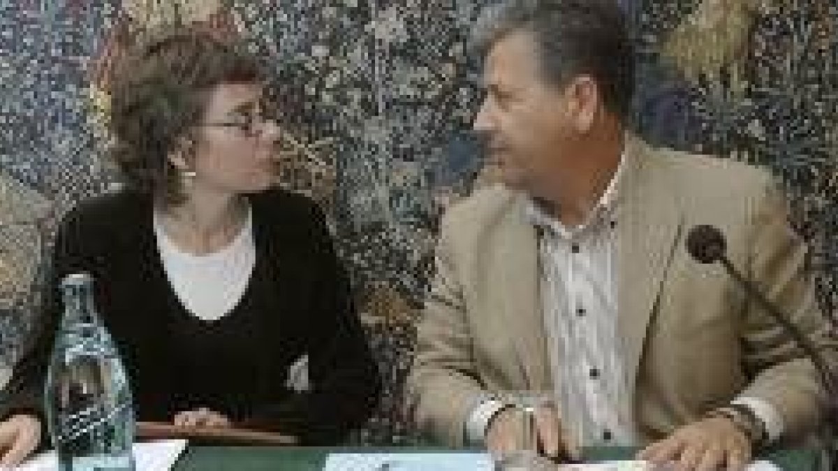 La presidenta de Fademur junto al secretario de la UPA, en las jornadas