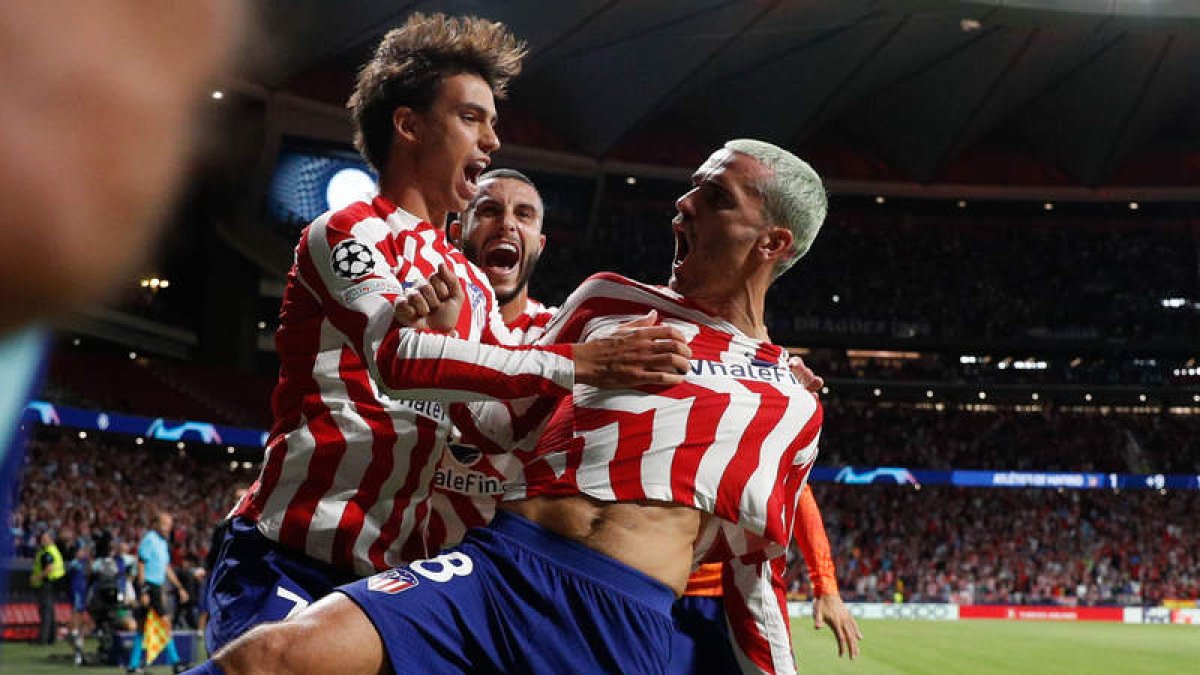 Antoine Griezmann, a la derecha, celebra el gol de la victoria con Joao Félix. RODRIGO JIMÉNEZ