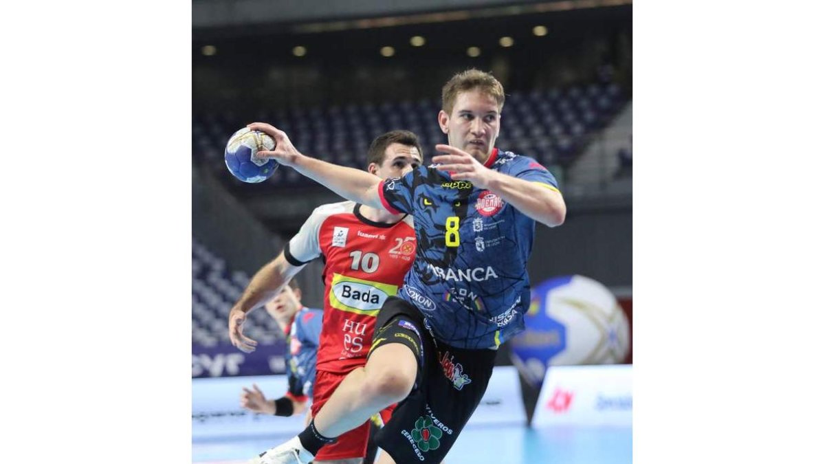 Tin Lucin seguirá vistiendo la camiseta del Abanca Ademar la próxima temporada. EFE