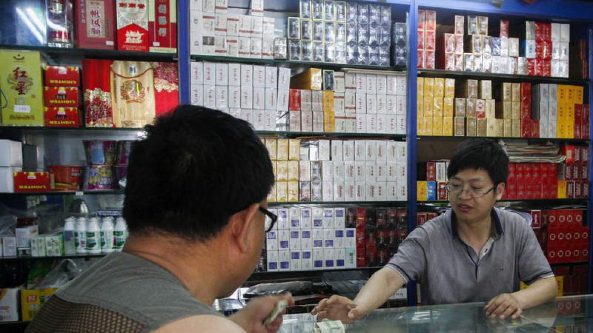 Un cliente compra tabaco en un establecimiento especializado en Pekín