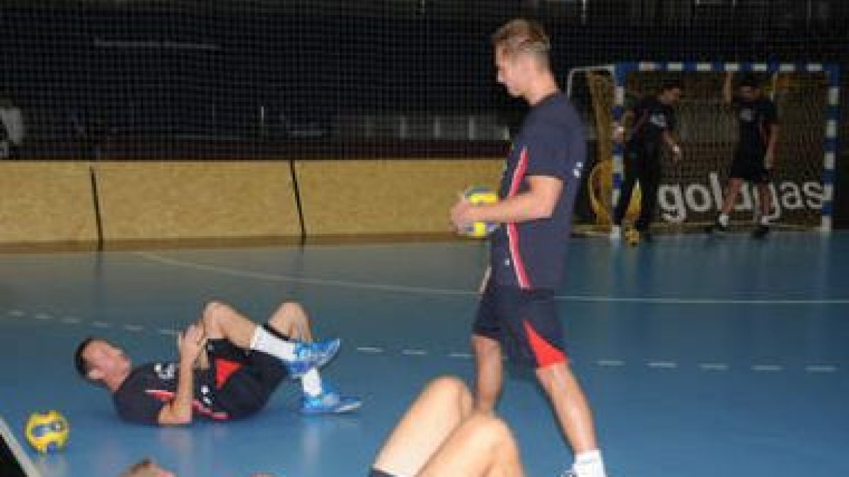 La plantilla del Ademar espera no sufrir un nuevo revolcón en la pista del Alcobendas.