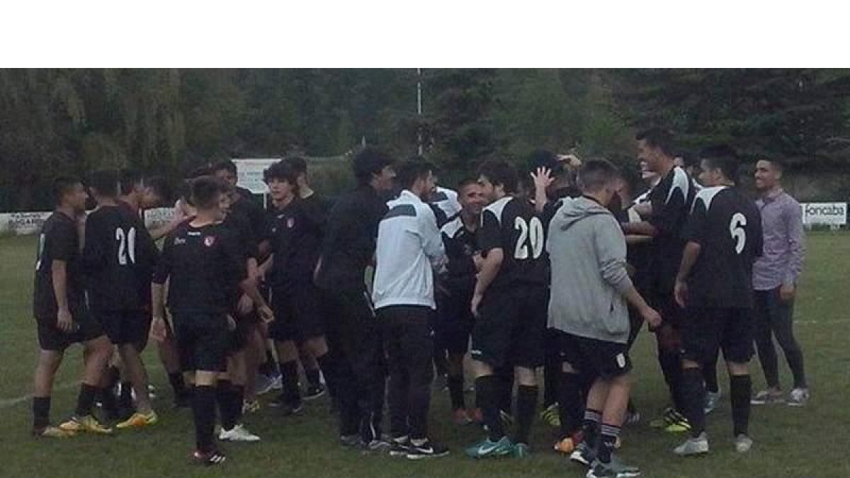 Los jugadores del Ejido celebran la permanencia. R,. SORDO
