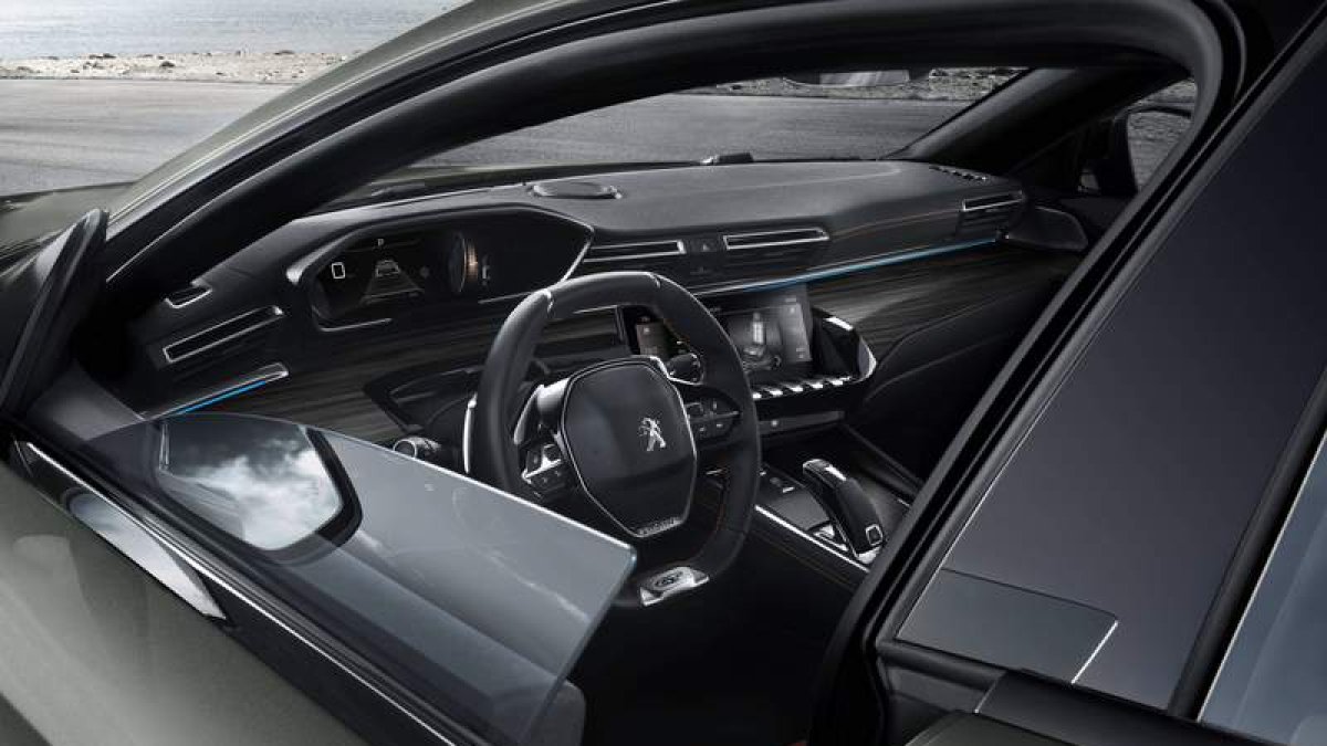 Puertas sin marco, primicia en un ‘break’ de marca generalista y un interior presidido por la última evolución del ‘i-Cockpit’ con volante compacto y una deportiva postura de conducción; además, se sustituye la tradicional antena d