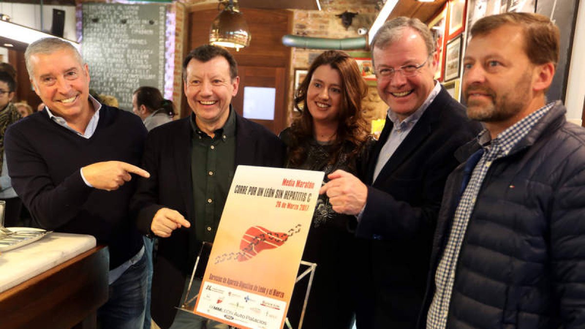 Javier Gómez, Francisco Jorquera, dos especialistas de Digestivo y el alcalde de León, Antonio Silván, ayer en la presentación. RAMIRO