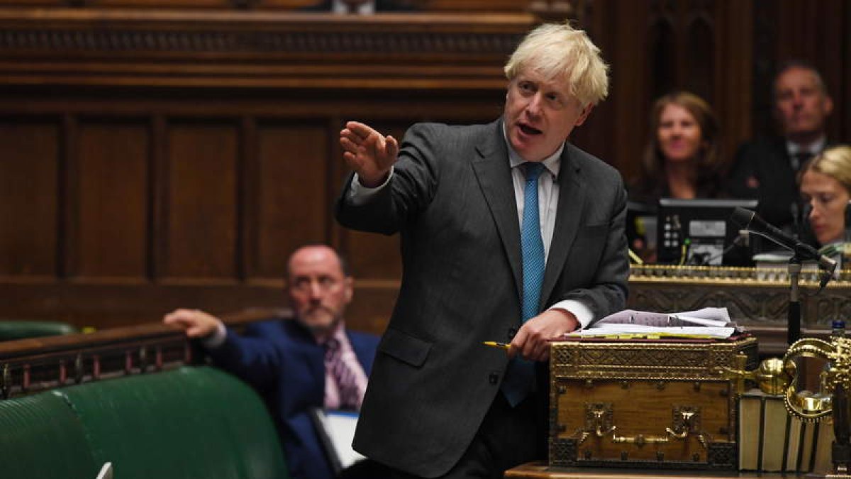 El primer ministro inglés, ayer, durante su intervención en el parlamento británico. TAYLOR