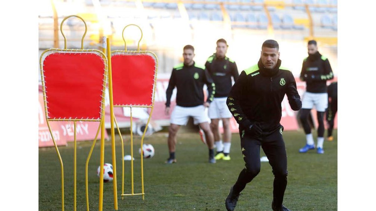 El delantero canario Aridane Santana, durante un entrenamiento con la Cultural. FERNANDO OTERO