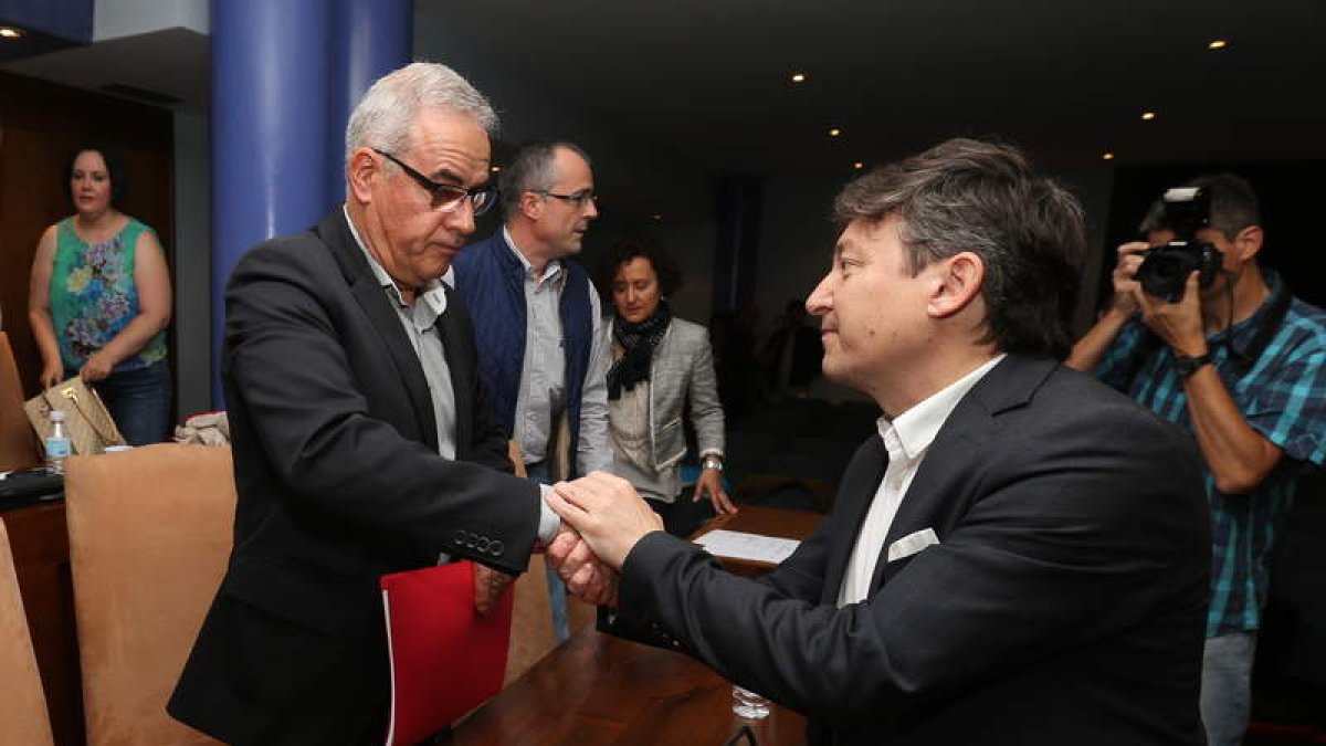 Fierro y Folgueral se saludan tras la sesión con la que se cerró el actual mandato.