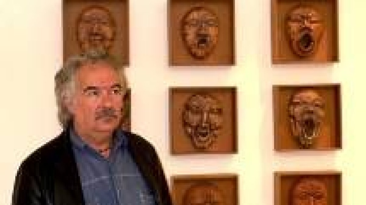 El artista Gerardo Queipo, ante una de las series exhibidas