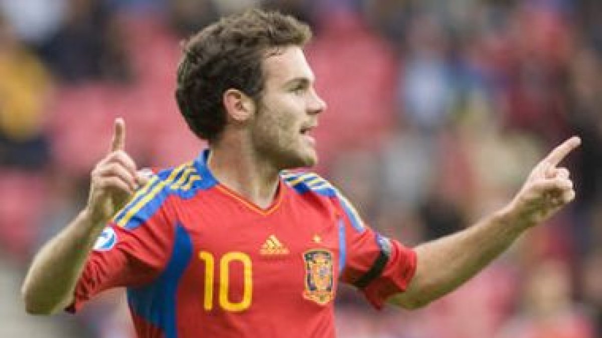 El centrocampista español Juan Mata brilló con dos tantos en la victoria española.