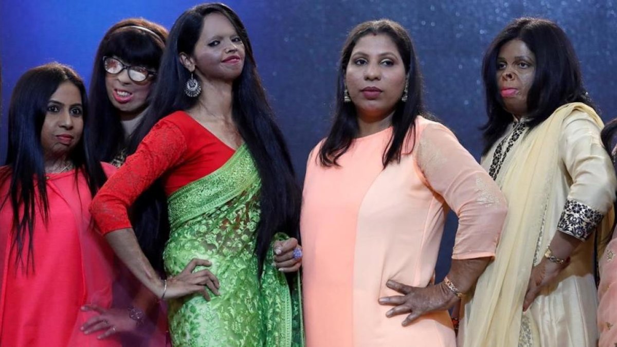 Supervivientes a ataques con ácido que participaron en el desfile