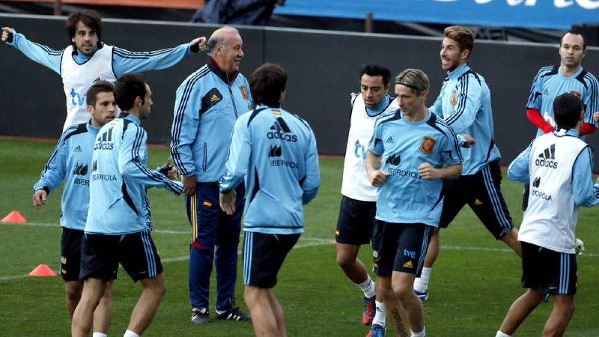 El entrenador de la selección española, Vicente del Bosque, rodeado de varios jugadores durante el entrenamiento de ayer.