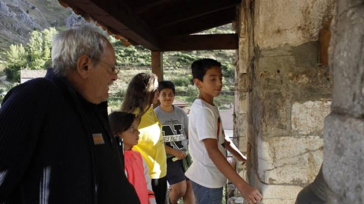 El maestro con Valeria, Natalia, Rafael y Rubén, tocando las campanas