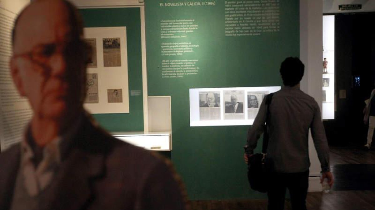 Un rincón de la ambiciosa muestra organizada por el centenario de Camilo José Cela. RAQUEL P. VIECO