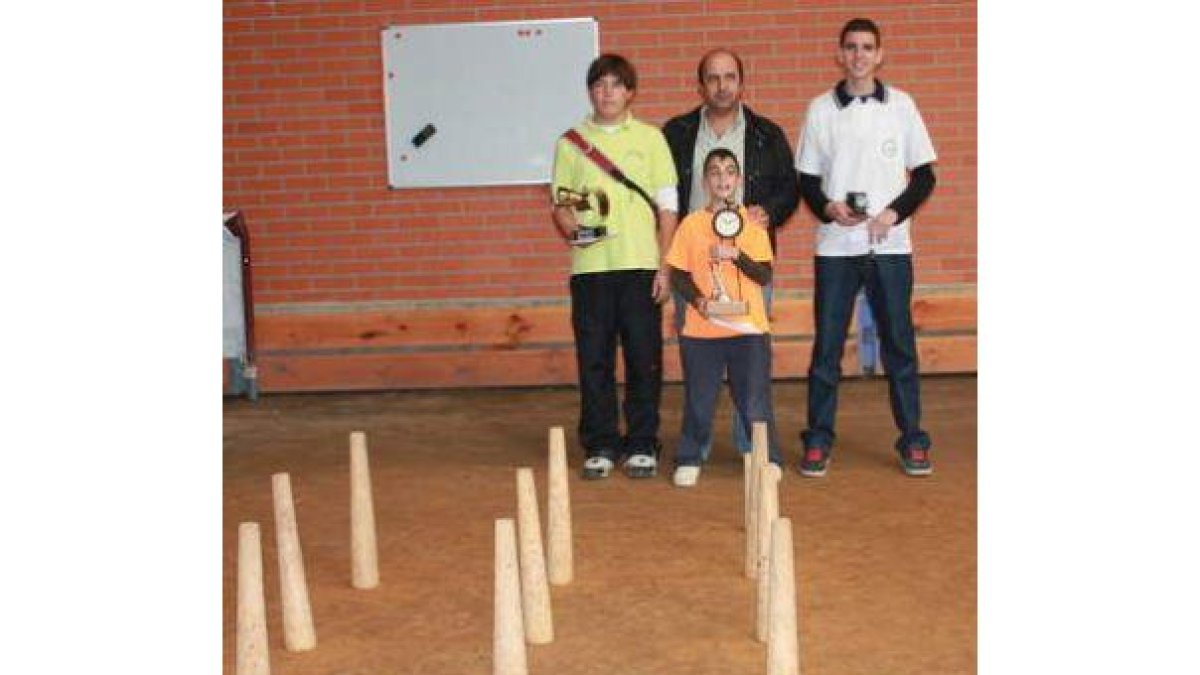 Los ganadores del concurso de fotografía de bolos.