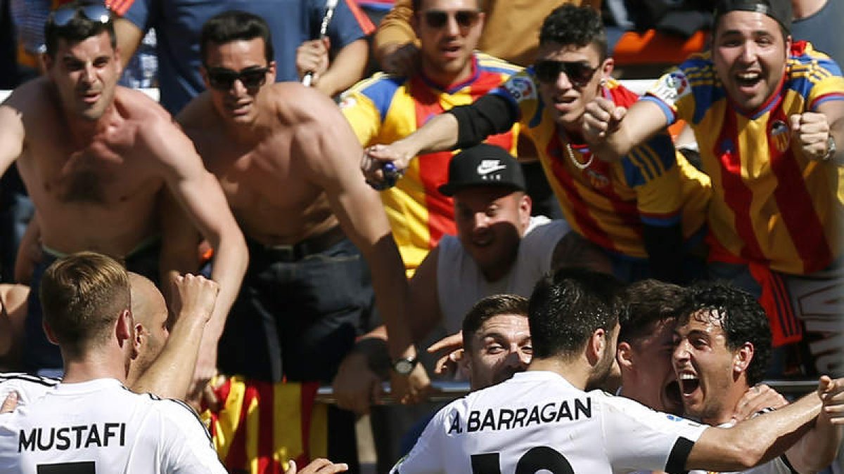 Los jugadores del Valencia celebran el gol de Parejo al Sevilla. KAI FÖRSTERLING