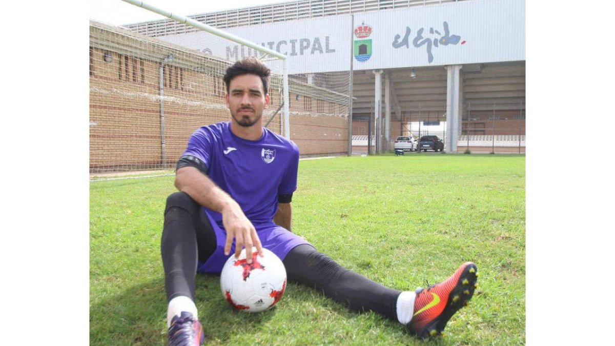 Gianfranco Gazzaniga ocupó el portal del CD Ejido 2012 en la última temporada. DIARIO DE ALMERÍA