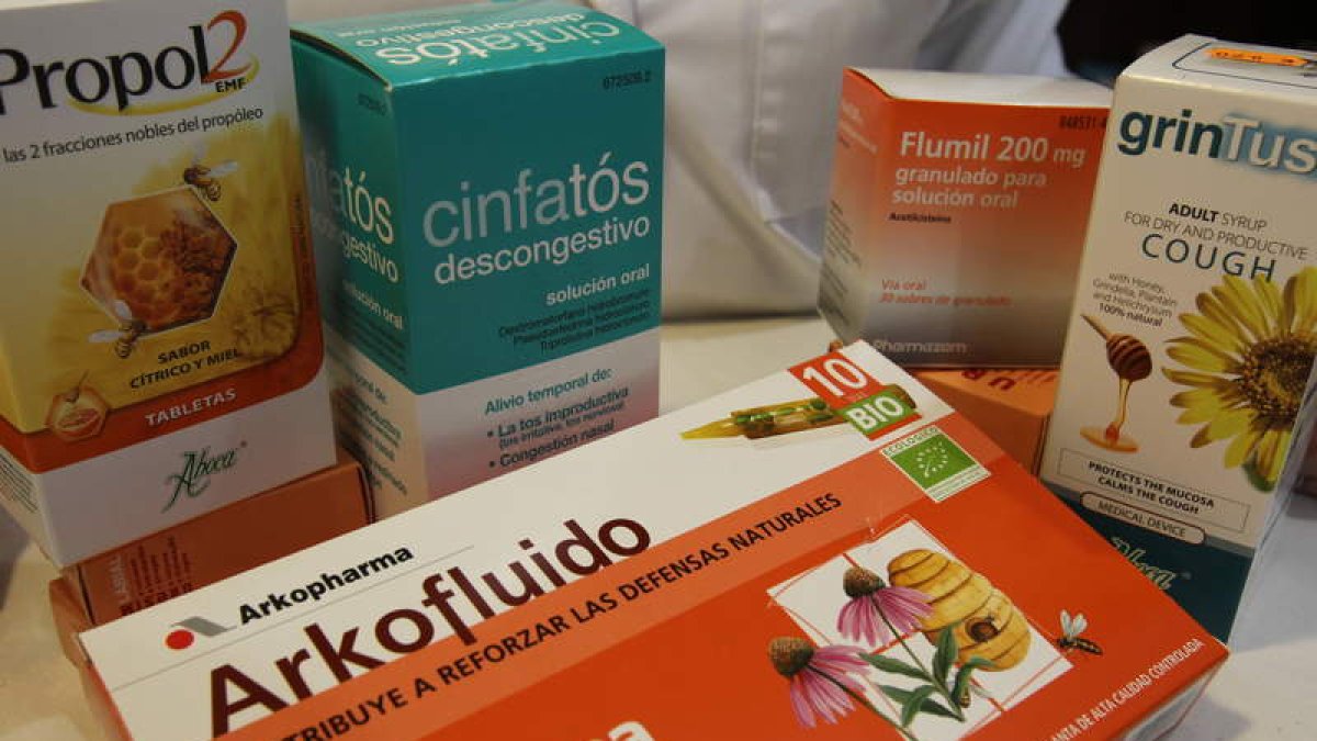 Varios medicamentos en una farmacia leonesa para prevenir los catarros.