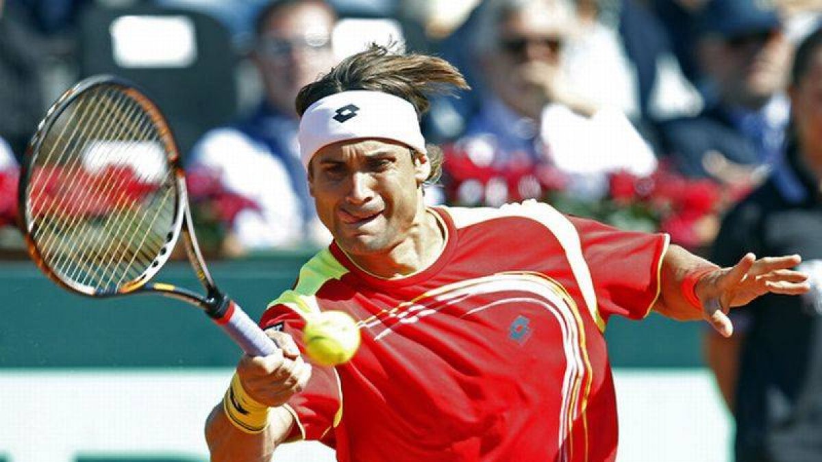 David Ferrer devuelve una bola al austriaco Jurgen Melzer, este domingo, en Orpesa de Mar.