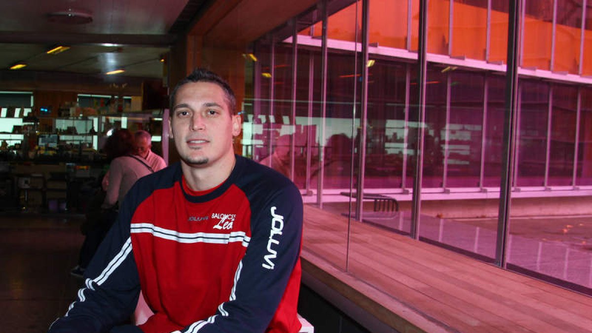 Chris Mortellaro posa en el interior del Musac.
