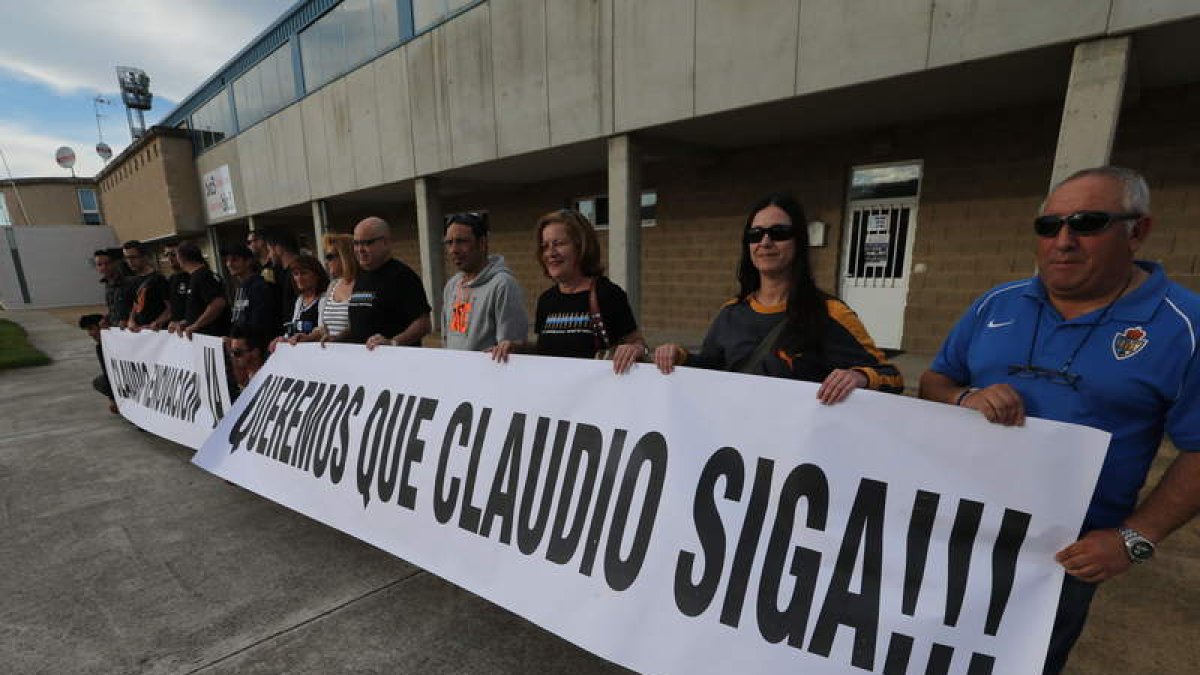 No fueron demasiados los seguidores que acudieron ayer a la convocatoria para apoyar a Claudio y pedir su continuidad.