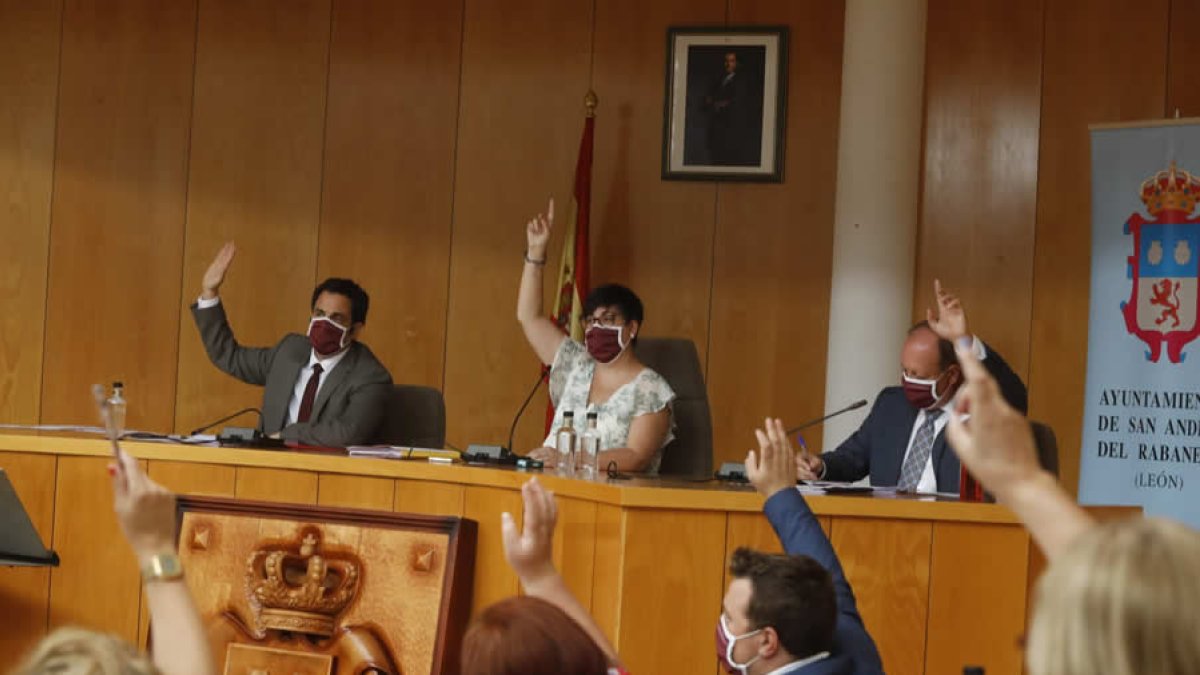 Un momento de la votación. MARCIANO PÉREZ