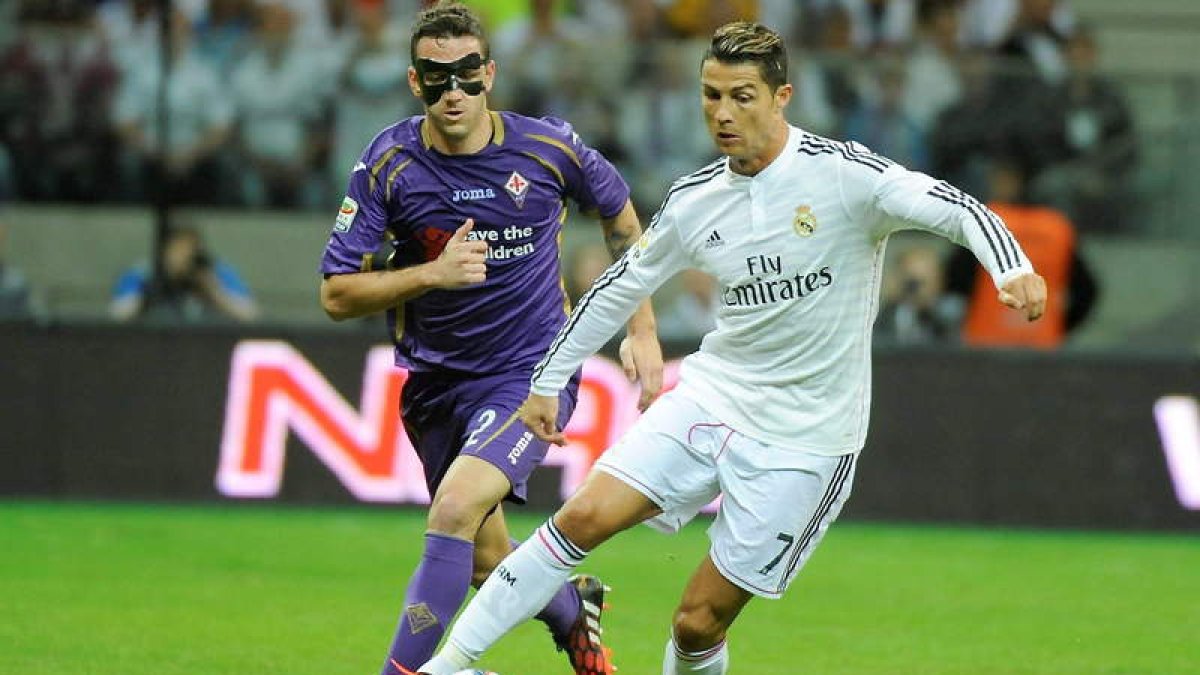 Cristiano Ronaldo intenta escaparse de un adversario en el partido jugado en Varsovia