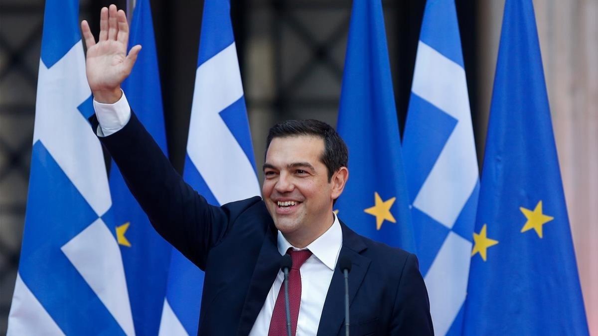 El primer ministro griego, Alexis Tsipras, se puso por primera vez una corbata para celebrar el final del rescate. /