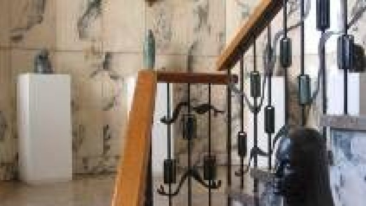 El descansillo y otros espacios libres sirven de sala de exposiciones para la colección