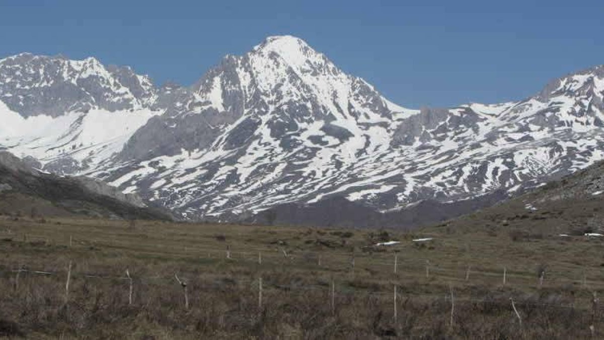 Vista del macizo de Peña Ubiña, en Babia.