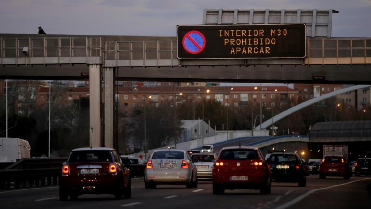Carteles informativos en la M-30 sobre las restricciones de tráfico en Madrid debido a la contaminación.
