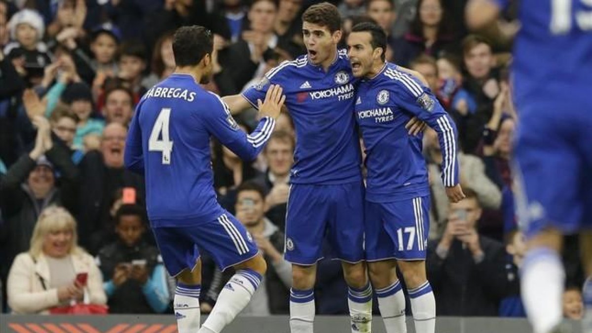 Cesc va a felicitar a Pedro tras marcar ante el Sunderland.