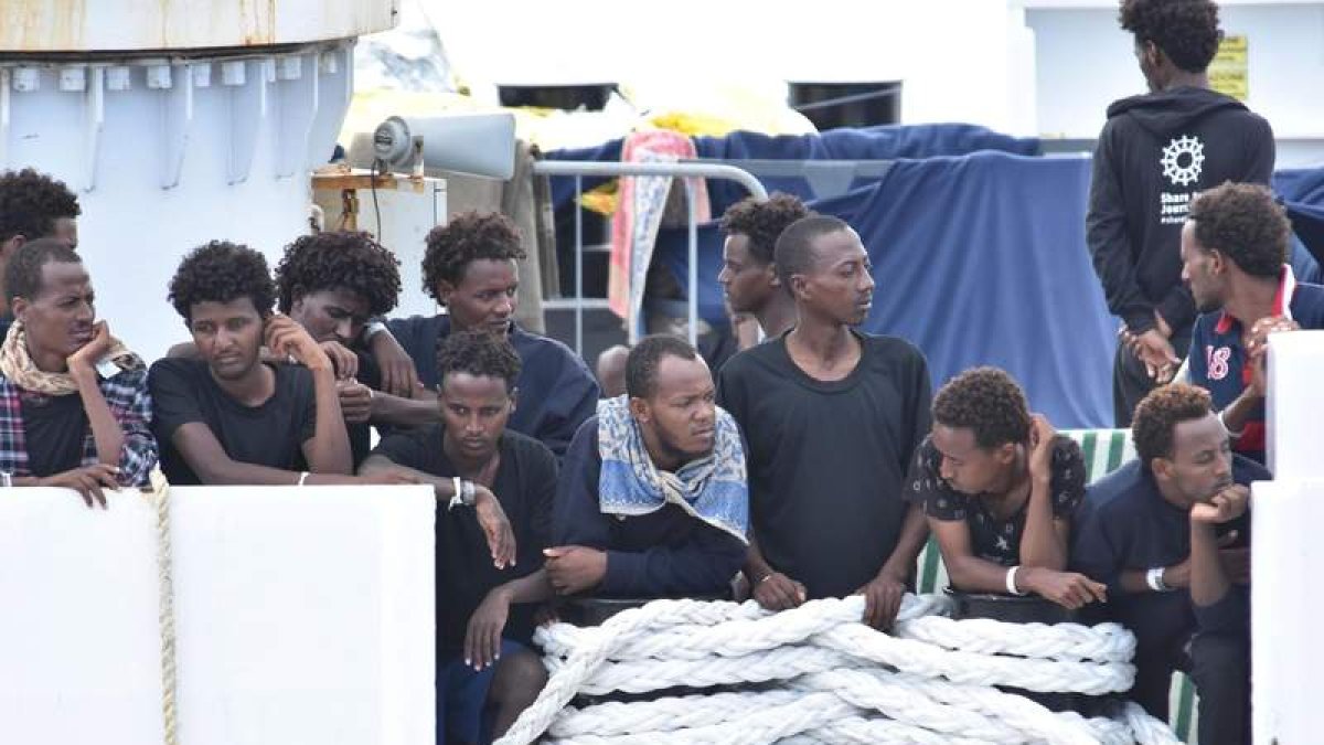 Inmigrantes esperan en el puerto italiano de Catania. O. SCARDINO