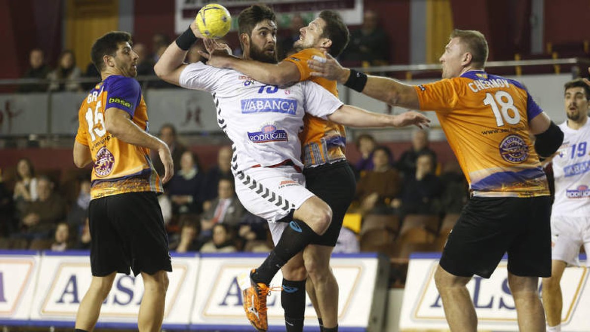 El lateral brasileño Leo Santos, autor ayer de tres goles, se las tuvo tiesas en varias ocasiones con los defensores del Benidorm. JESÚS