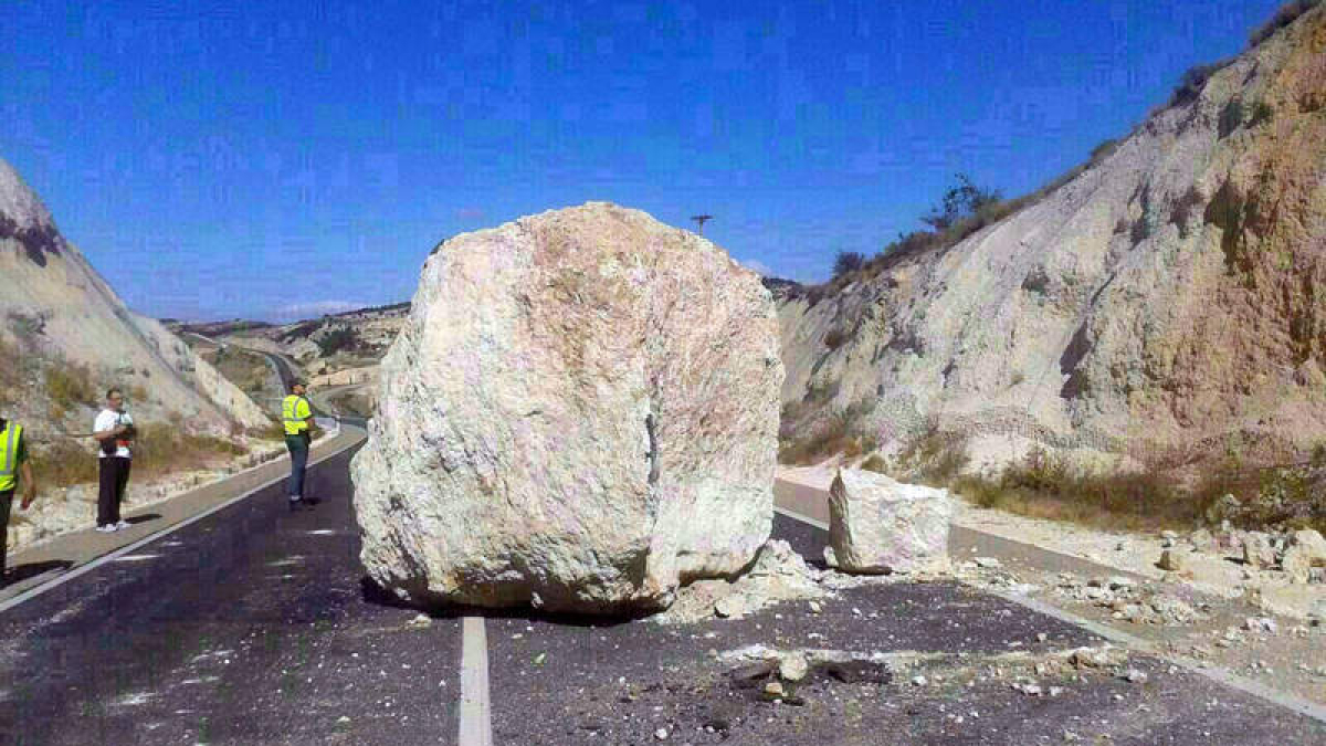 Imagen de la espectacular piedra que cayó ayer en la N-122, en la provincia de Soria
