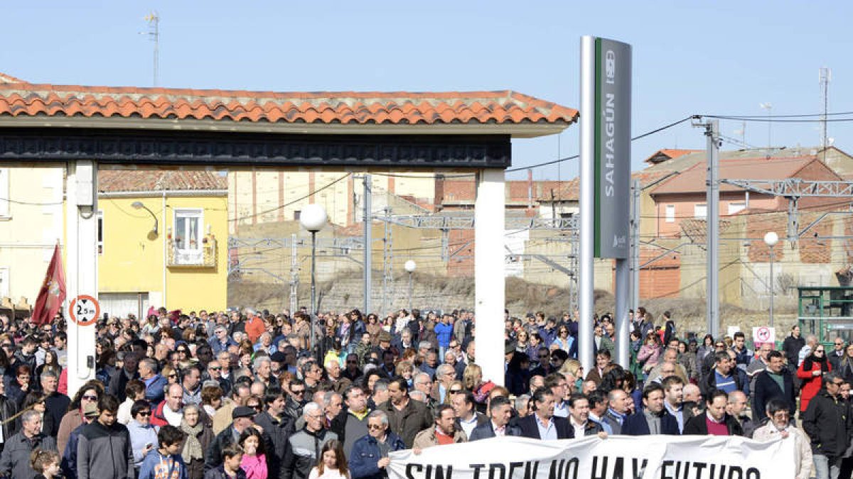 Los manifestantes partieron de la estación de ferrocarril de Sahagún. ACACIO